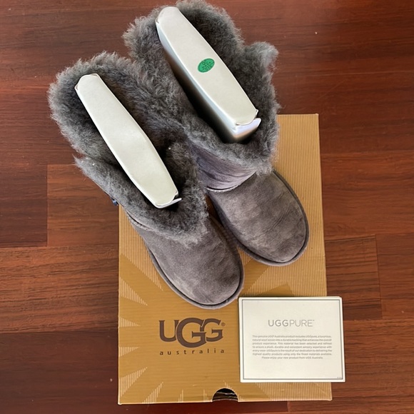 UGGS K Bailey Button Triplet, Size 2 - Picture 10 of 15